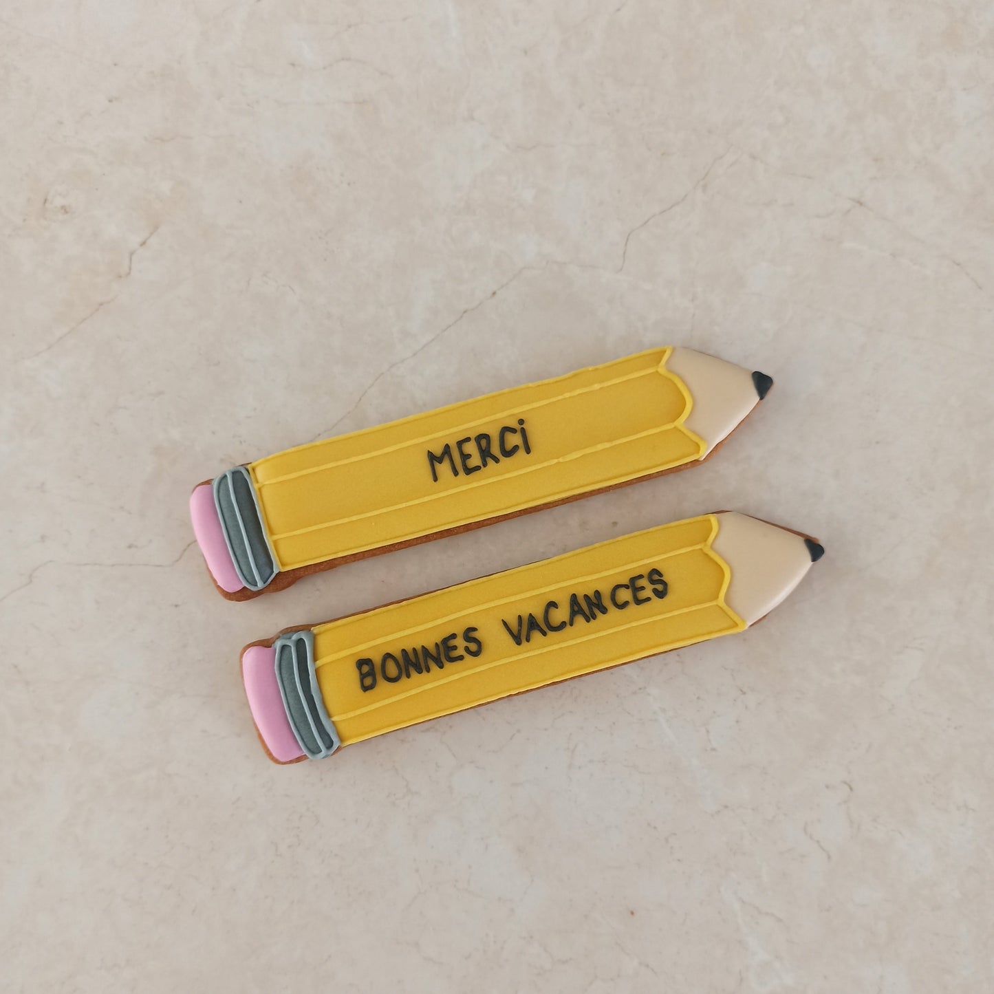 Lot de 2 biscuits crayons "merci" et "bonnes vacances"